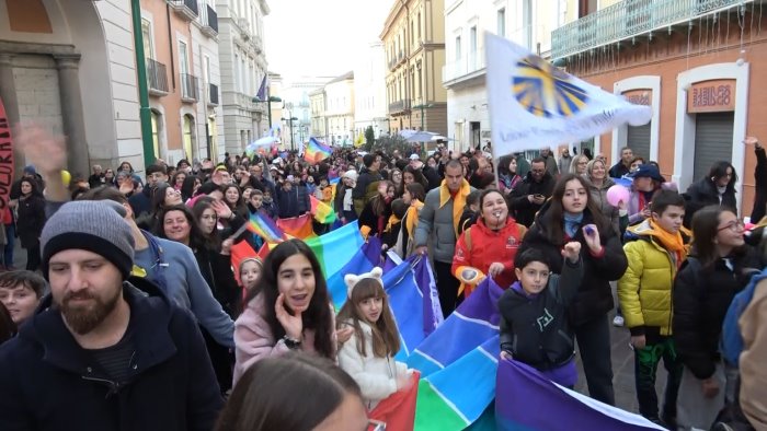 a benevento in centinaia in marcia per la pace