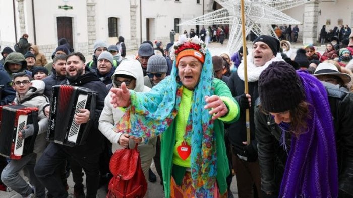 mercogliano una suggestiva fiaccolata per inaugurare la candelora