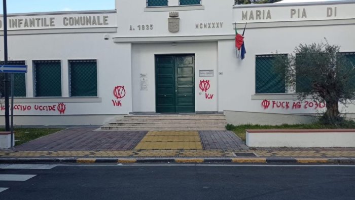 vandali in azione a pontecagnano scritte negazioniste e no vax