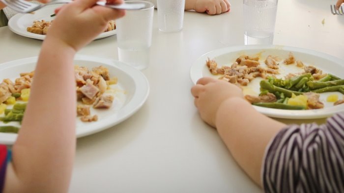 megna e farese formaggio scaduto a mensa scolastica amministrazione chiarisca