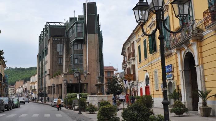 baronissi tentano furto in casa del consigliere 11enne li mette in fuga