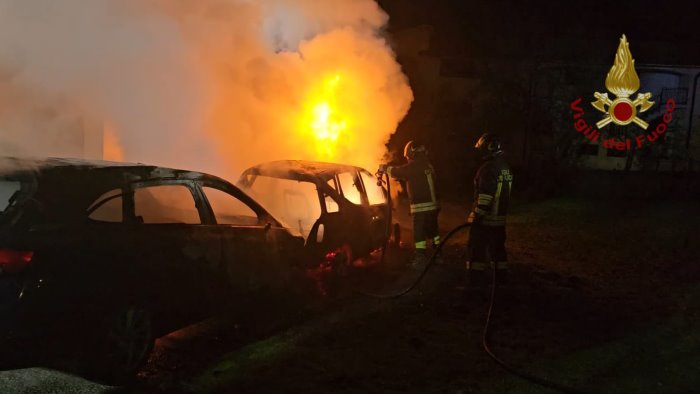 due auto distrutte dalle fiamme a villamaina intervengono i vigili del fuoco