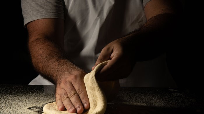 la storia di bansumana gindeh dopo la schiavitu il riscatto come pizzaiolo