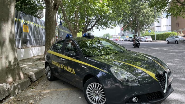 gesualdo scoperto studio fotografico abusivo blitz della guardia di finanza