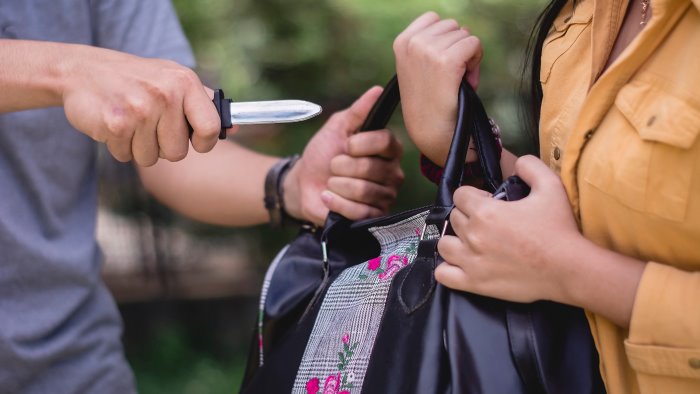 rapina una turista fermato dai passanti arrestato un 26enne algerino