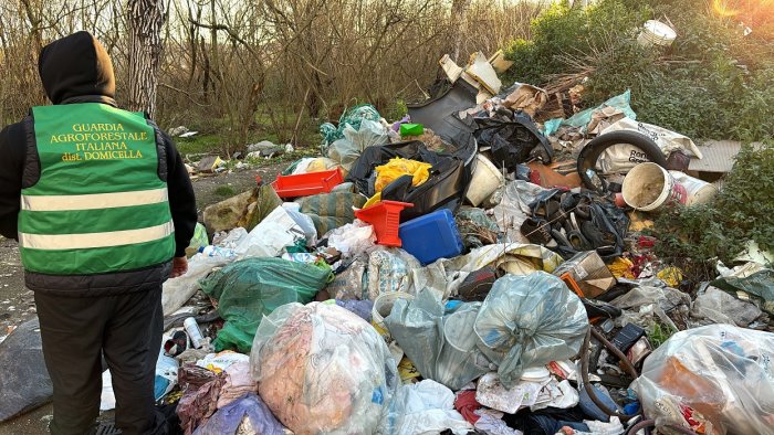 casamarciano scoperta una discarica di rifiuti a cielo aperto