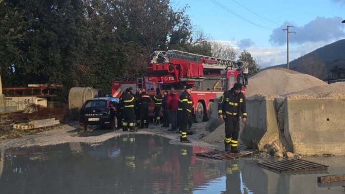 capua 32enne tenta suicidio lanciandosi nel fiume salvato dai vigili del fuoco