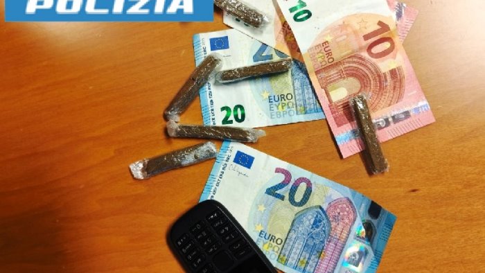 fermato con la droga davanti ad un palazzo a scampia arrestato