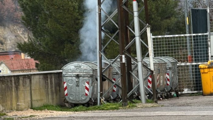 ariano ancora una volta cassonetto in fiamme di fronte al cimitero