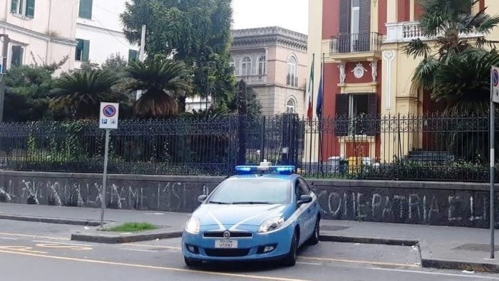 secondigliano tenta di disfarsi della droga ma viene scoperto e arrestato