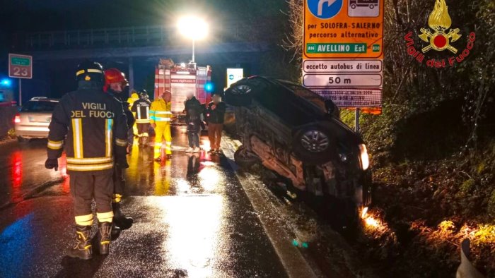 atripalda auto si ribalta nei pressi dell ingresso del raccordo caos traffico