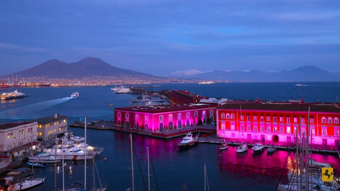 cento giorni al giro d italia napoli si illumina di rosa che spettacolo