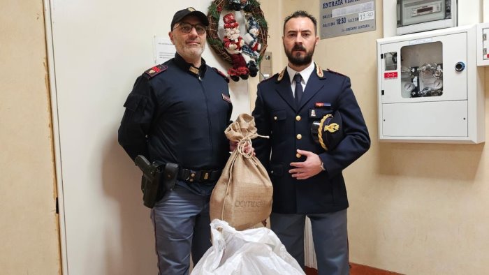 cava solidarieta in corsia la polizia dona calze della befana