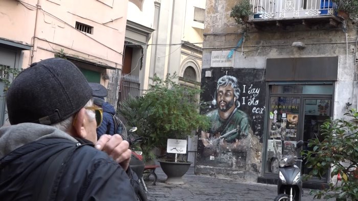 lo spettacolare omaggio di napoli a pino daniele la sua musica nei vicoli