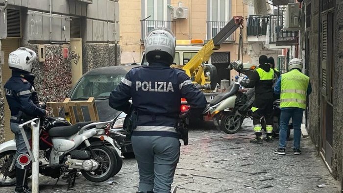 napoli rimossi veicoli abbandonati nella zona di vicaria