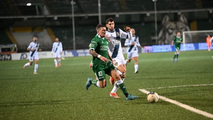 giugliano avellino 1 1 tabellino e voti dei lupi a 7 dalla vetta