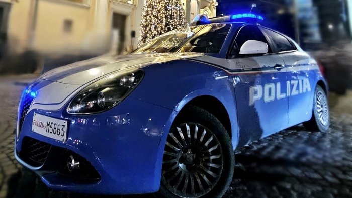 donna aggredita alle spalle colpita a pugni e rapinata arrestato un minorenne