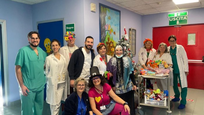 befana in corsia associazione arcobaleno marco iagulli porta gioia in pediatria