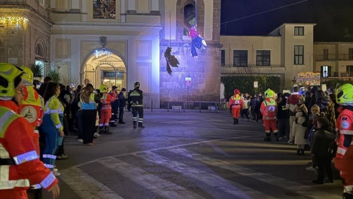 mercato san severino festa per l arrivo della befana con i vigili del fuoco