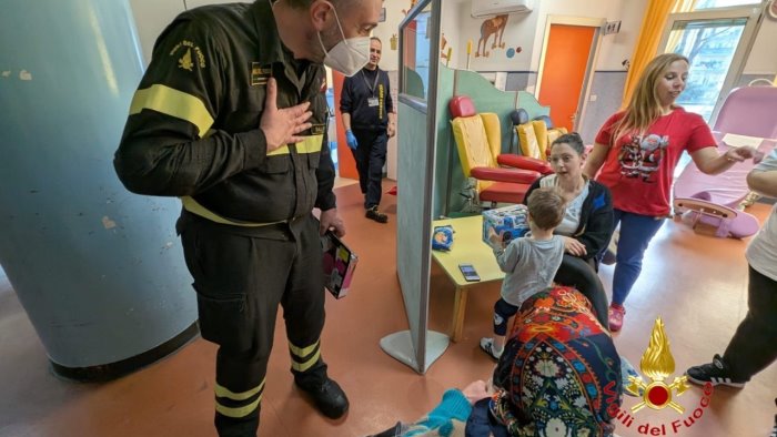 vigili del fuoco consegnano doni al reparto oncologico pediatrico dell umberto i