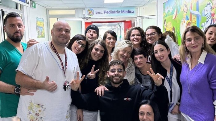 rocco hunt canta con i bambini della pediatria dell ospedale di salerno