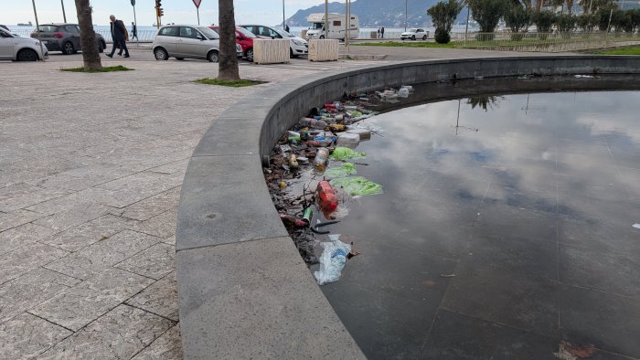 le vasche di piazzale salerno capitale tornano a riempirsi di rifiuti