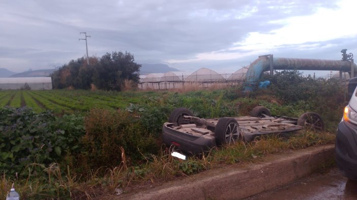 battipaglia auto finisce fuori strada e si ribalta paura sulla sp 312