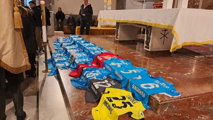 commozione ai funerali di daniele delegazione del napoli presente in chiesa