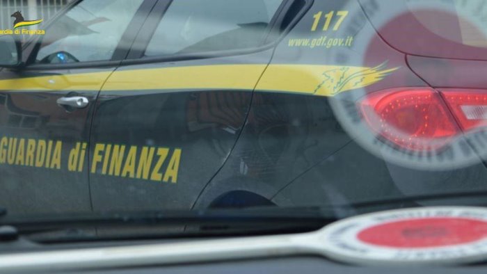 sorpreso con un chilo di hashish diviso in panetti arrestato dalla finanza