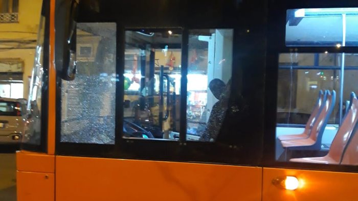 lancio di oggetti contro un bus a napoli ennesimo gesto vandalico