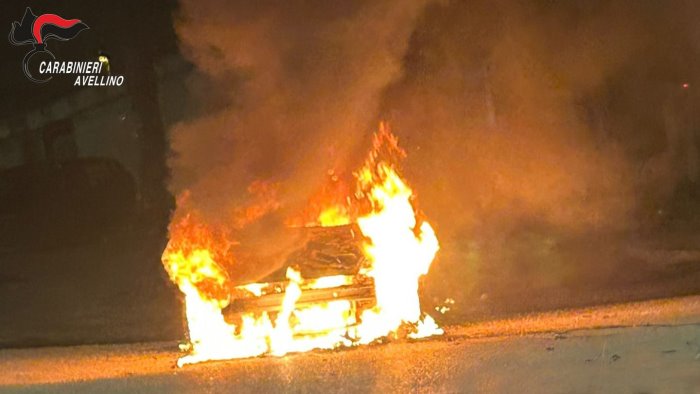 auto in fiamme a taurano indagano i carabinieri