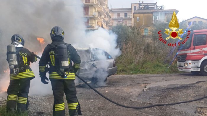 auto in fiamme a pontecagnano intervengono i vigili del fuoco di salerno