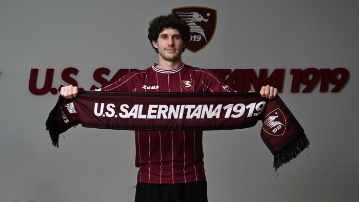 ufficiale salernitana girelli compleanno granata ecco il nuovo mediano