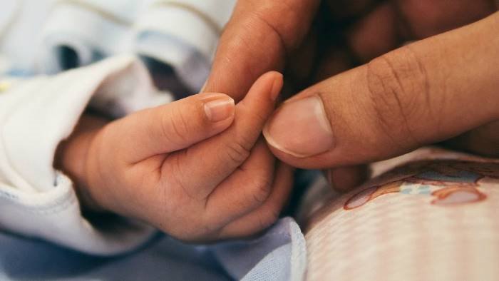 positiva al covid da alla luce 3 gemelli il maschietto muore