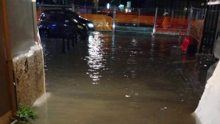 napoli il maltempo fa danni a posillipo