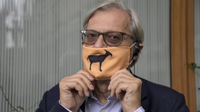 sgarbi a napoli servirebbe un sindaco come me