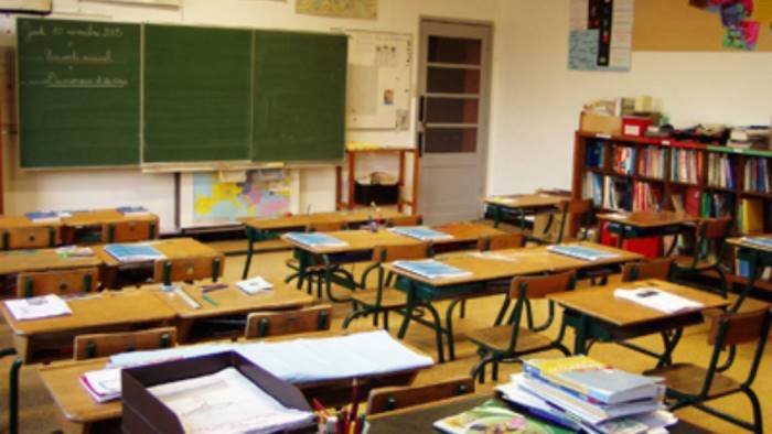 positivo un docente stop a quattro classi di bimbi