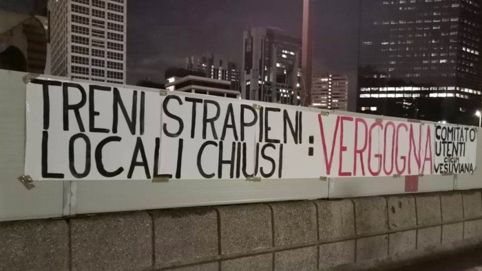 striscioni di protesta contro i treni pieni dalla circum