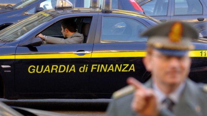 la guardia di finanza tassa i criminali