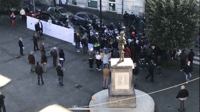 arzano giornalista minacciato barricato in casa