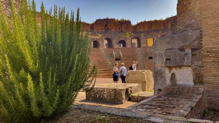 domenica il teatro romano aperto anche di sera