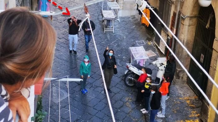 a napoli nasce la didattica al balcone