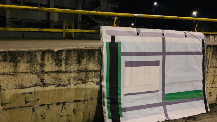 piazzale dei bus arriva la pensilina di cartone