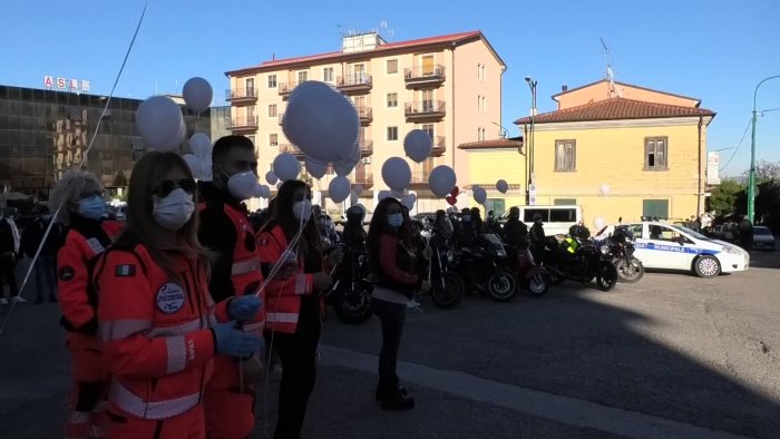 moto e palloncini bianchi per l addio a maria ci mancherai