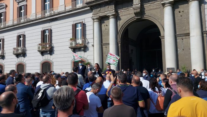 whirlpool i lavoratori manifestano davanti alla prefettura