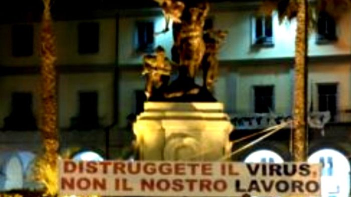 proteste in piazza contro de luca anche a caserta