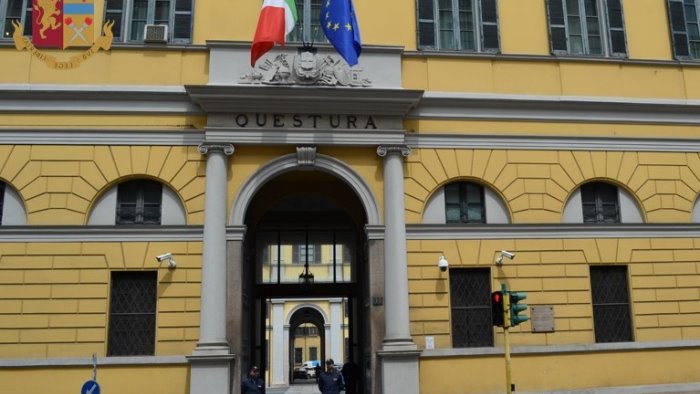 covid la questura milano ritira 27 autocertificazioni