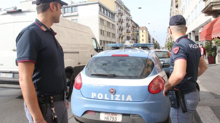 milano aggredisce la fidanzata in strada denunciato