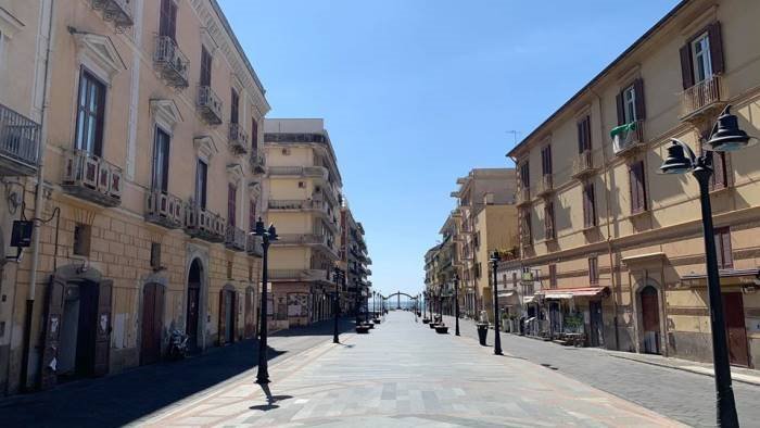 palestre chiuse e stop a manifestazioni religiose a maiori