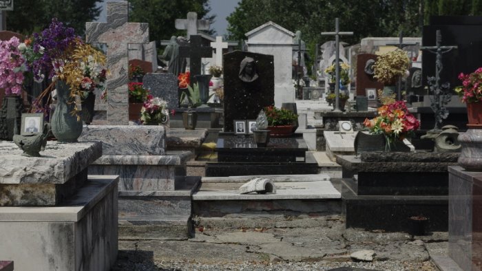 rischio assembramenti chiuso il cimitero di pagani